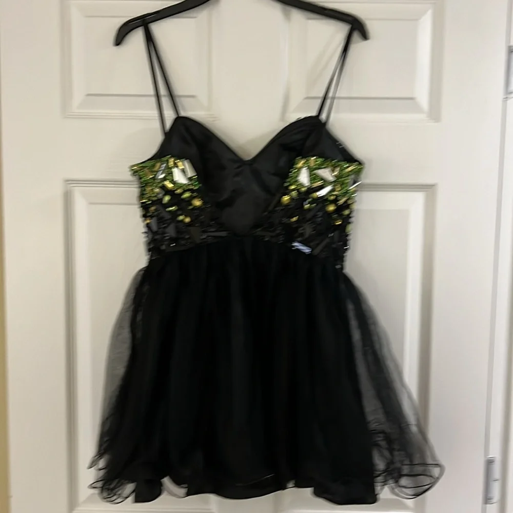 Short Black and Green Prom Dress with Elegant Design M - Picture 6 of 11